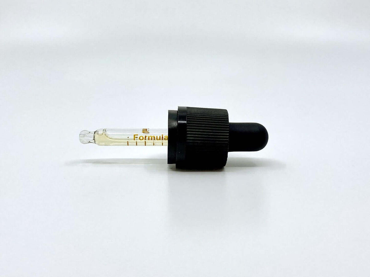 Pipeta de óleo de CBD sobre fundo branco
