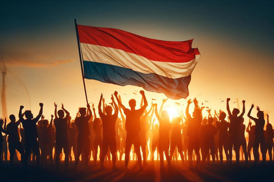 Grupo de pessoas a acenar com a bandeira dos Países Baixos