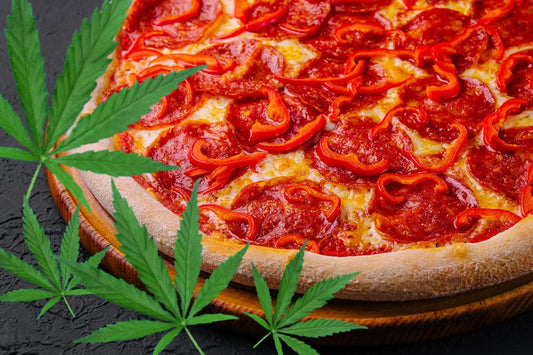 pizza e folhas de cannabis