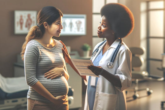 Um médico a falar com uma mulher grávida