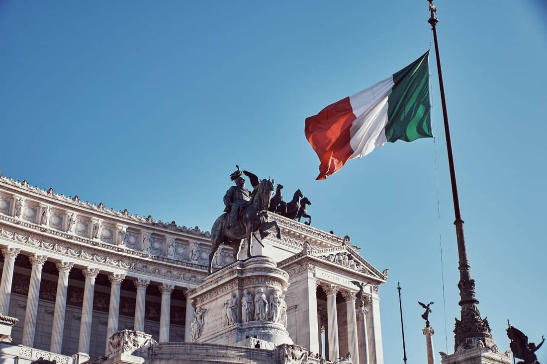 Monumento à pátria com bandeira italiana