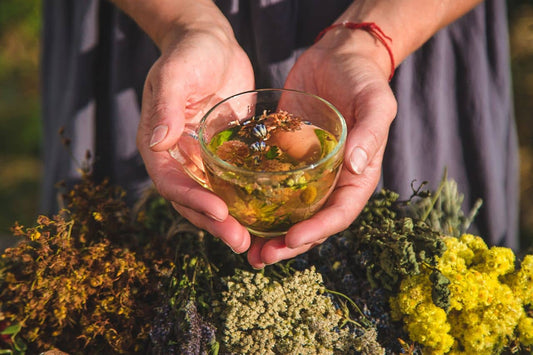 Mão segurando terpenos