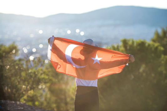 Homem segurando a bandeira da Turquia