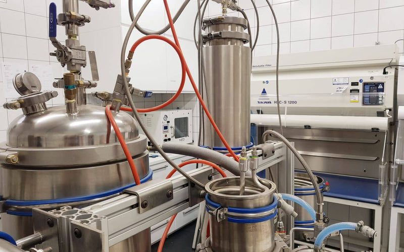 Equipamento de processamento e filtração em aço inoxidável no laboratório da Formula Swiss