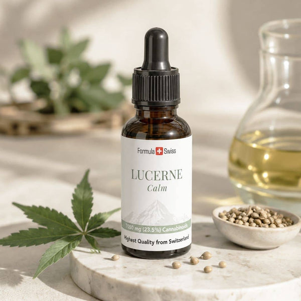 Fórmula Suíça Lucerna Calma garrafa de óleo CBD com folhas de cânhamo, sementes de cânhamo e óleo botânico dourado.